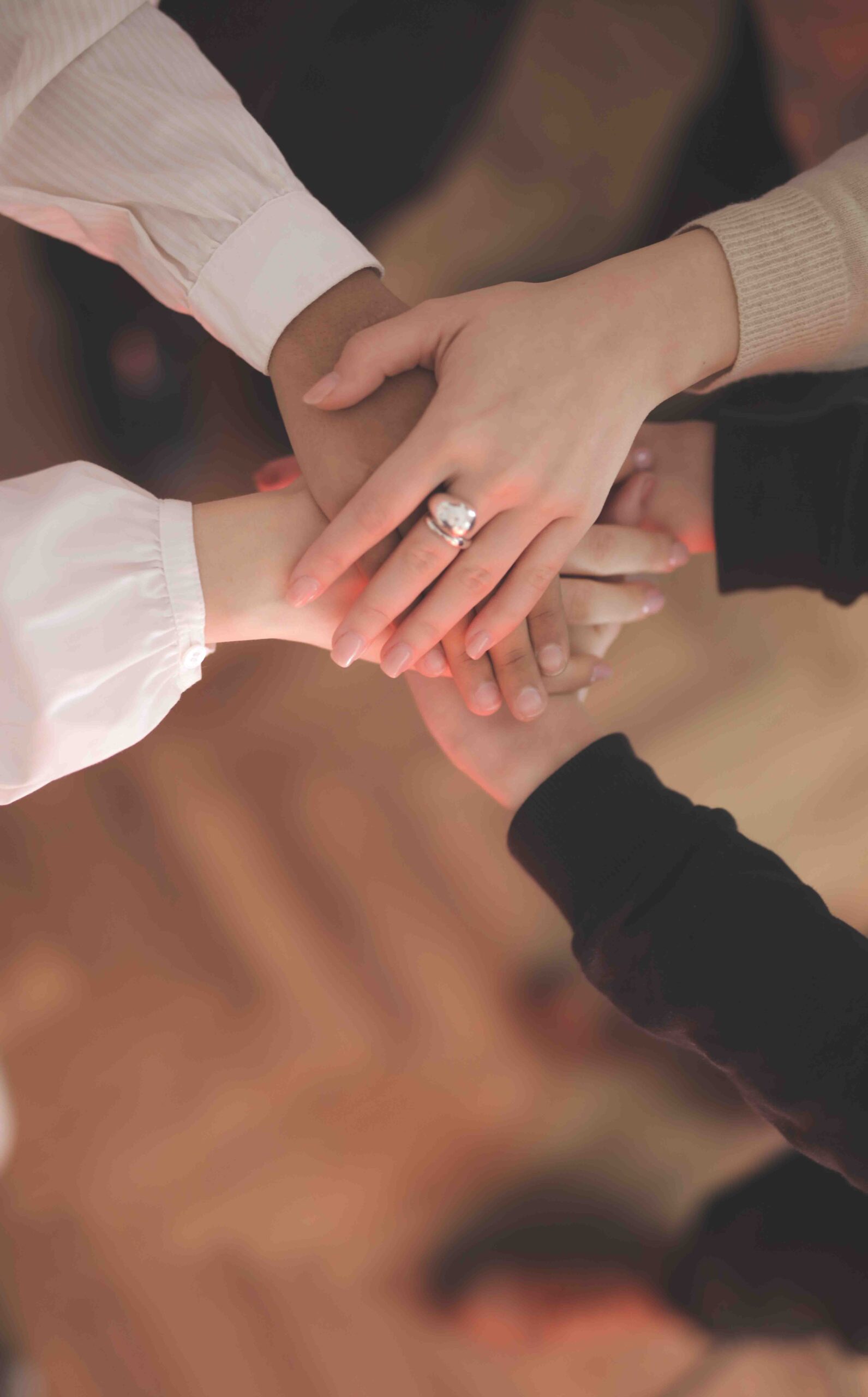 Aperto de mãos durante negociação imobiliária